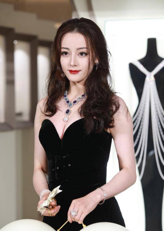 迪丽热巴身材太吸睛,穿黑色抹身材礼服显高级,精致修身不失气场_时尚
