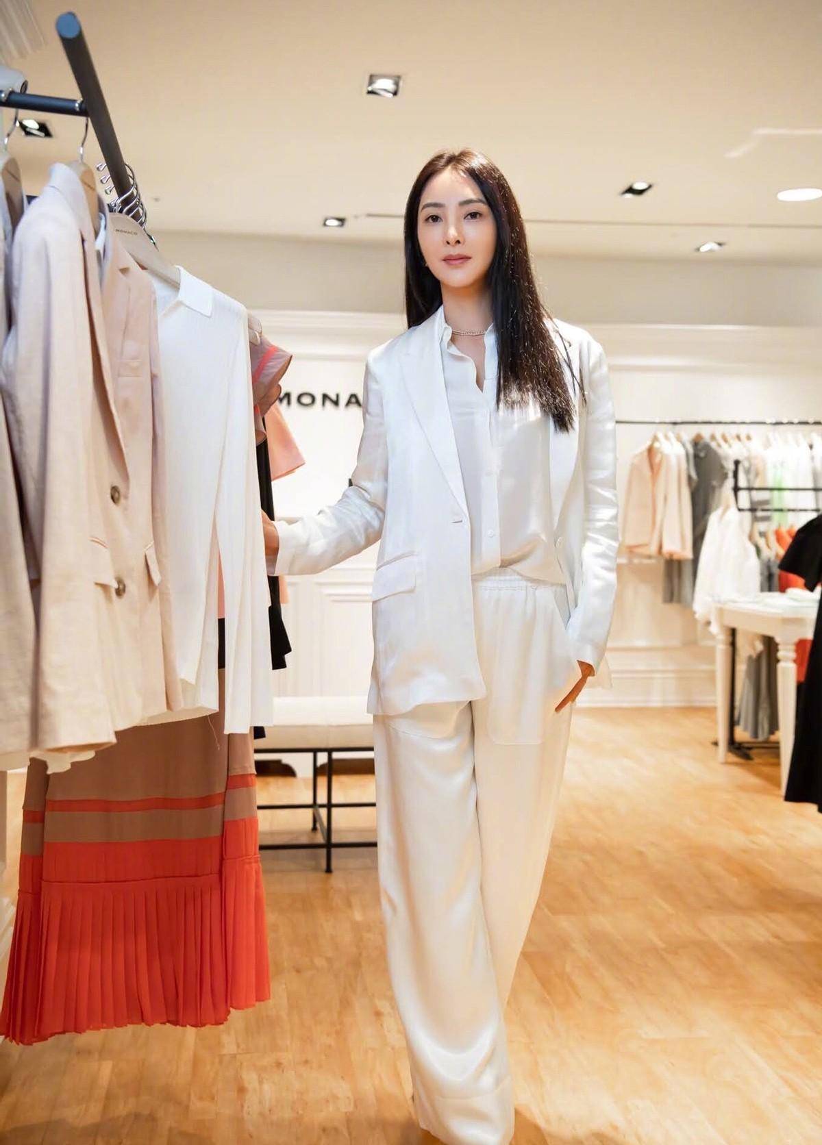 曹格老婆太会穿深v上衣配阔腿裤时髦靓丽踩恨高跟鞋叉无压力