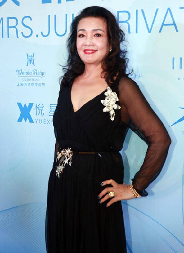 大s婆婆身份不简单,一把年纪穿精致裙装走红毯,鸟窝头好吸睛_张兰