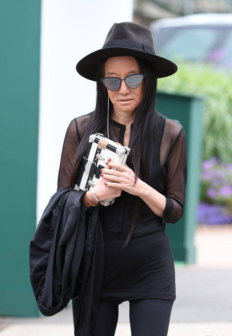 尤其是这种薄纱材质的黑色开衫,隐隐约约露出王薇薇的