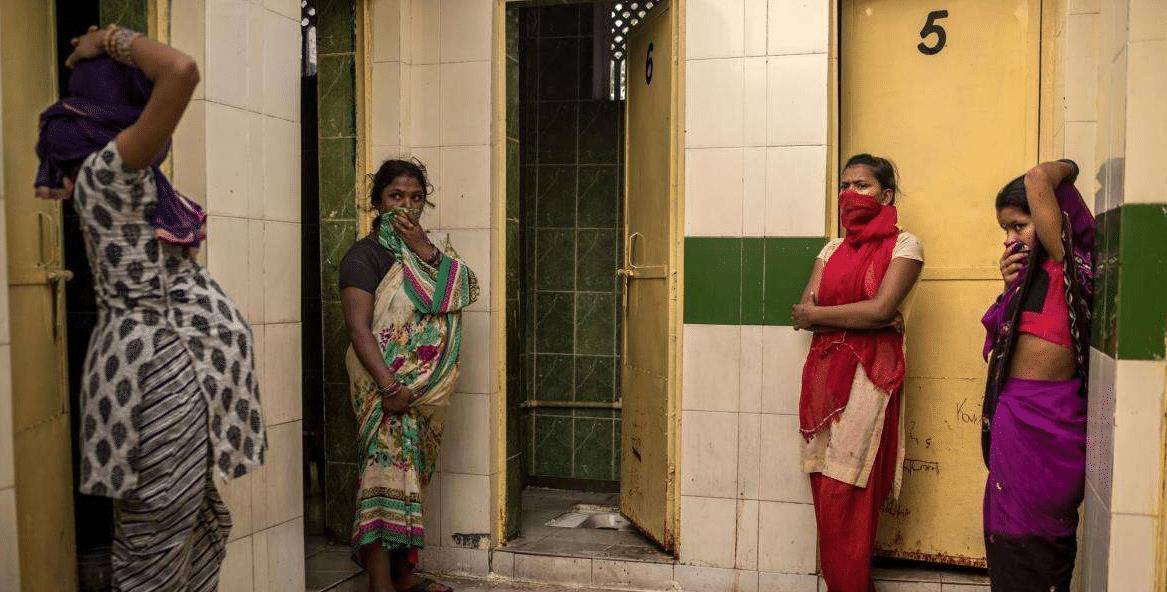 印度人家中为什么不修建厕所？室内干净了，那户外怎么办呢？