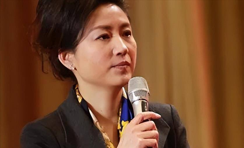 著名主持王小丫,穿着老气却难掩优雅气质,遗憾的是至今无儿无女_节目