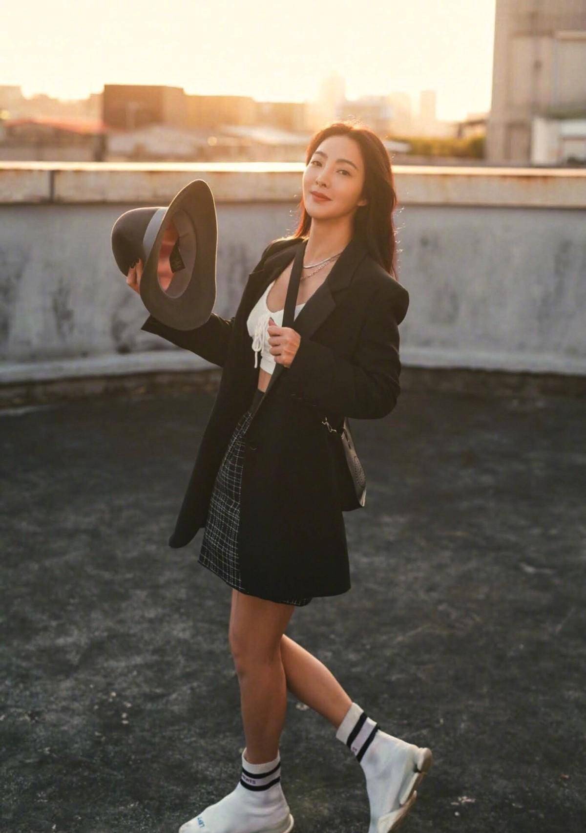 曹格老婆太会穿深v上衣配阔腿裤时髦靓丽踩恨高跟鞋叉无压力