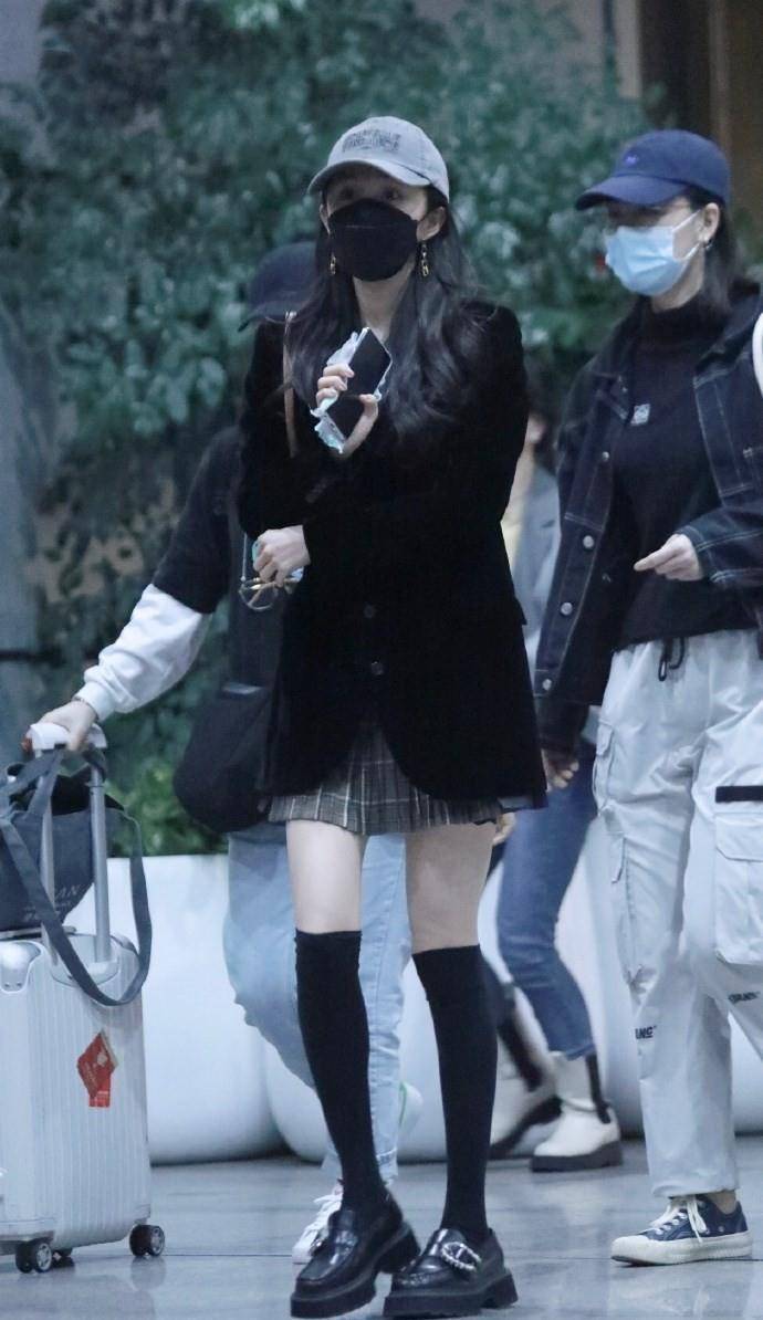 "辣妈"杨幂真大胆,机场穿jk裙配长筒袜硬扮学院女生,却不违和_造型