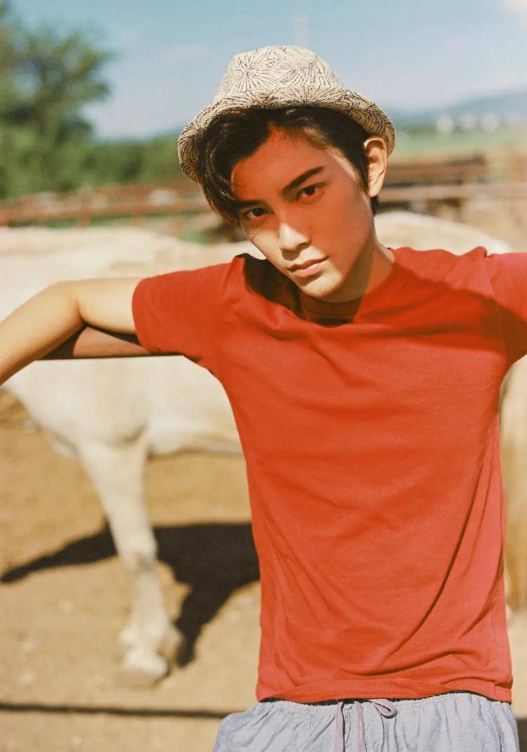 从面相上看,生的白美精致,棱角分明,唇红齿白,自带一种色气,凤眼薄唇