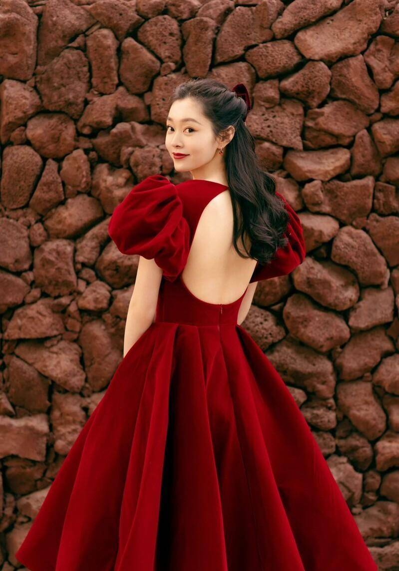 宋轶红色礼服户外写真,优雅大方,高贵冷艳,明艳动人_照片_那是真_其他
