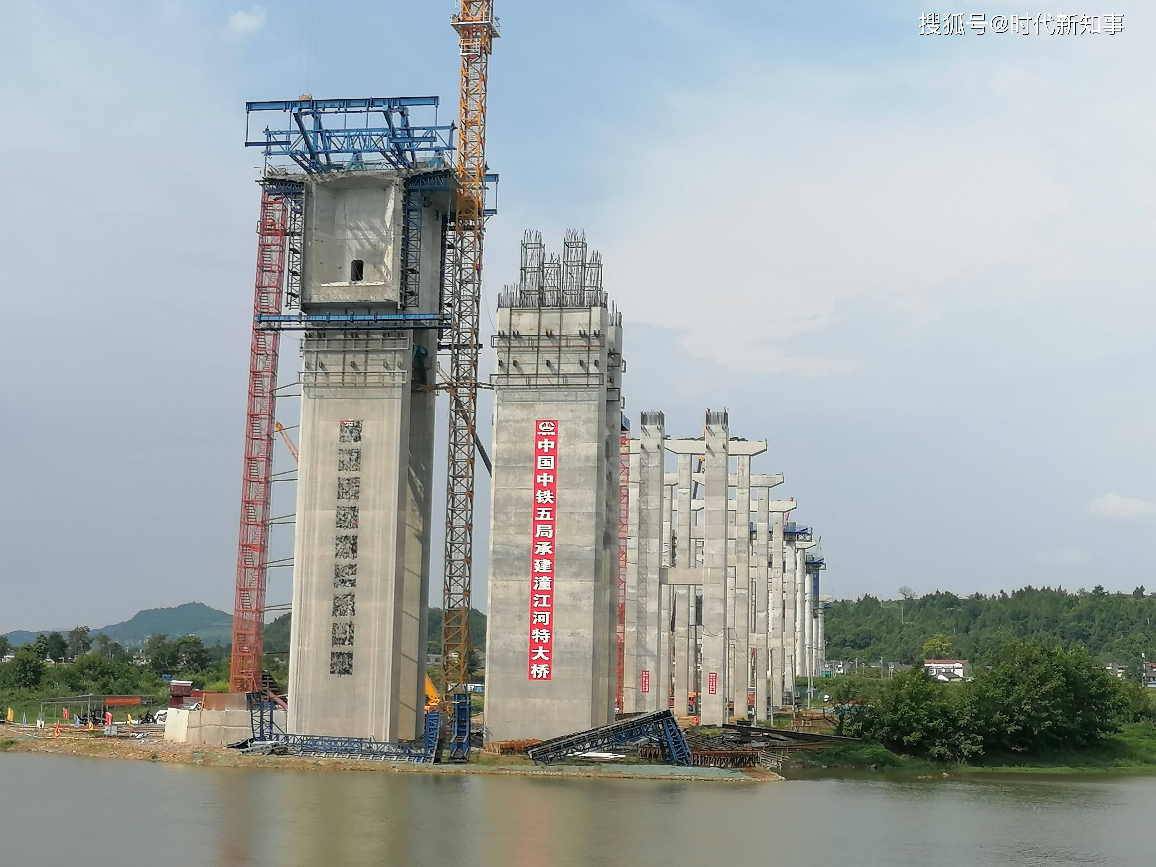 四川梓潼:g5京昆高速广绵扩容项目潼江河特大桥完成河道内全部墩柱