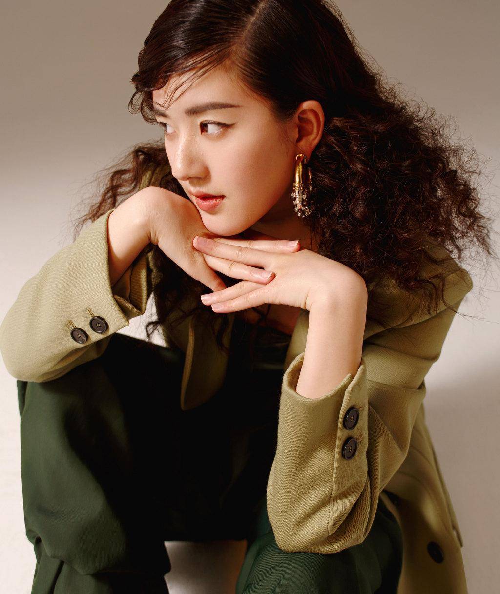 赵露思太适合复古风了,做羊毛卷发型,配黄色印花长裙优雅慵懒_黑色