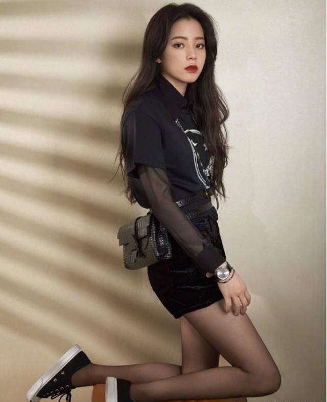 今夏火了一种穿法,叫"丝袜 帆布鞋",时髦又防晒,明星都上头