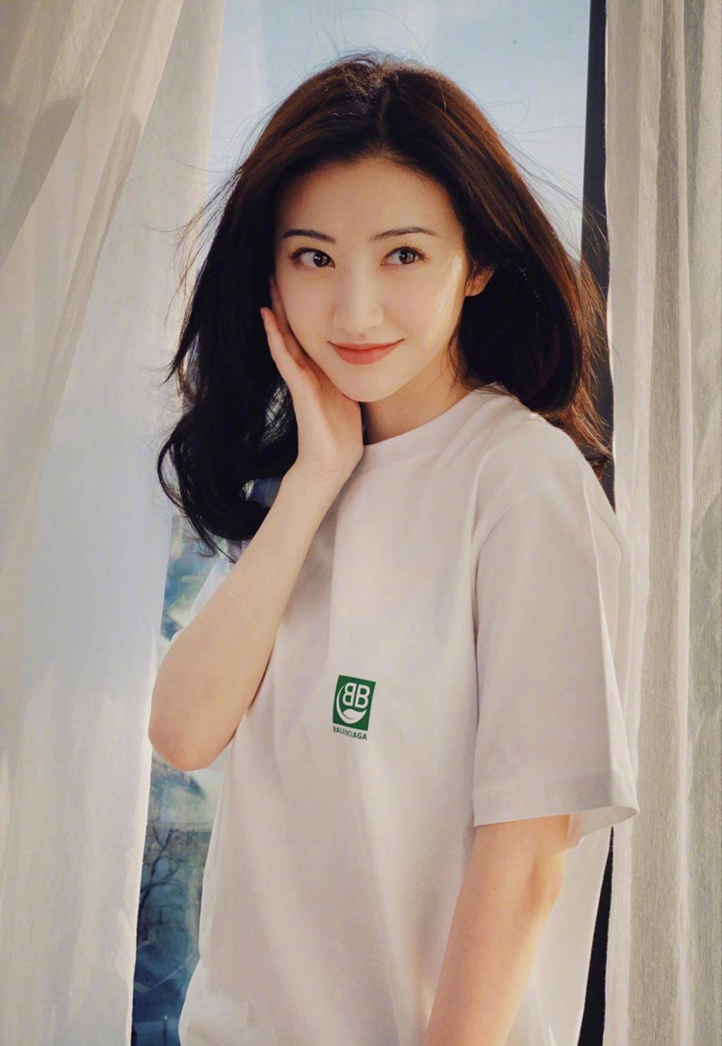 碎花裙配蝴蝶结发夹太甜美了_衣服_白色_女孩子