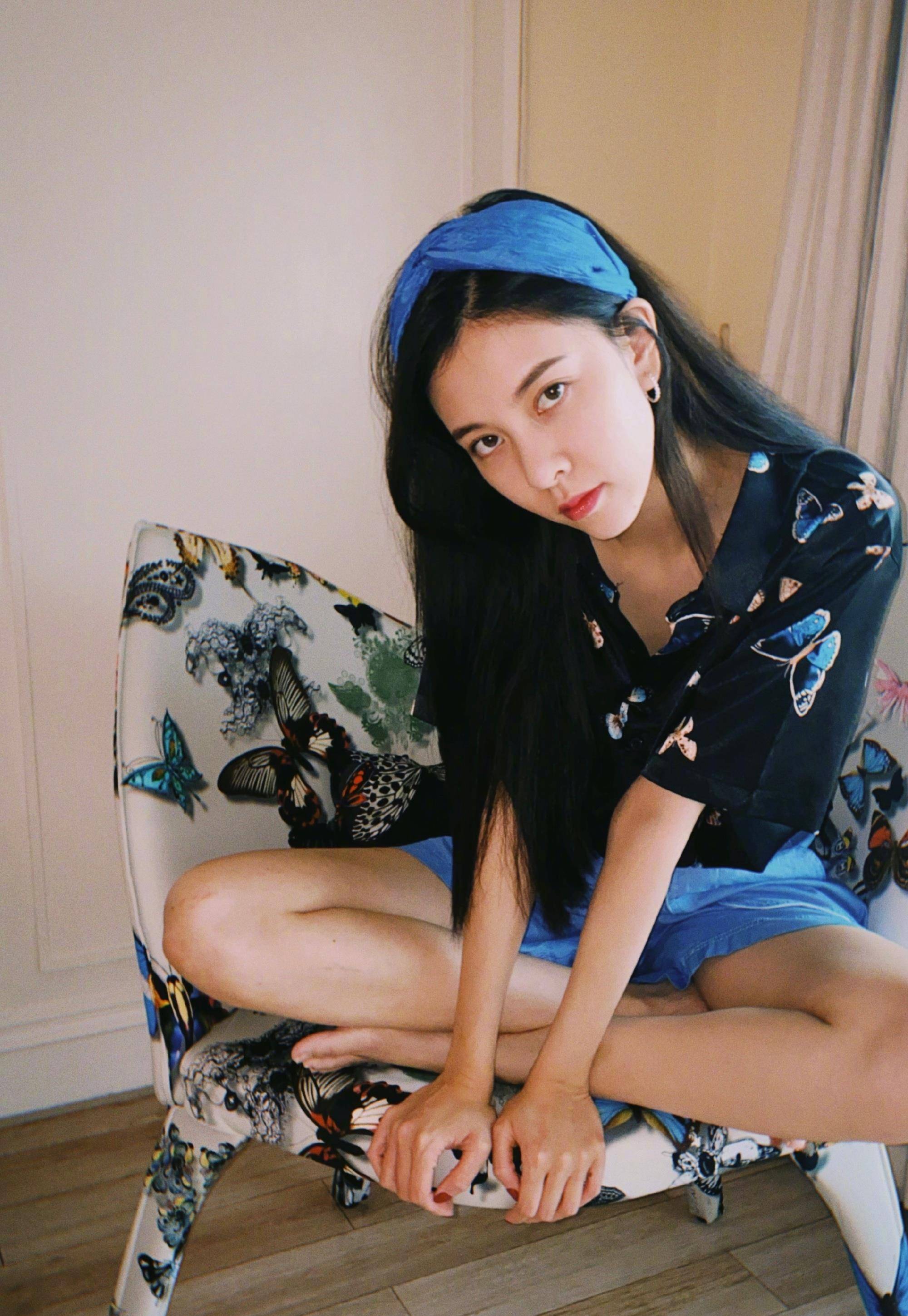 张子枫欧阳娜娜田园写真,花衬衣搭配牛仔裤,姐妹cp太甜了_印花_时尚