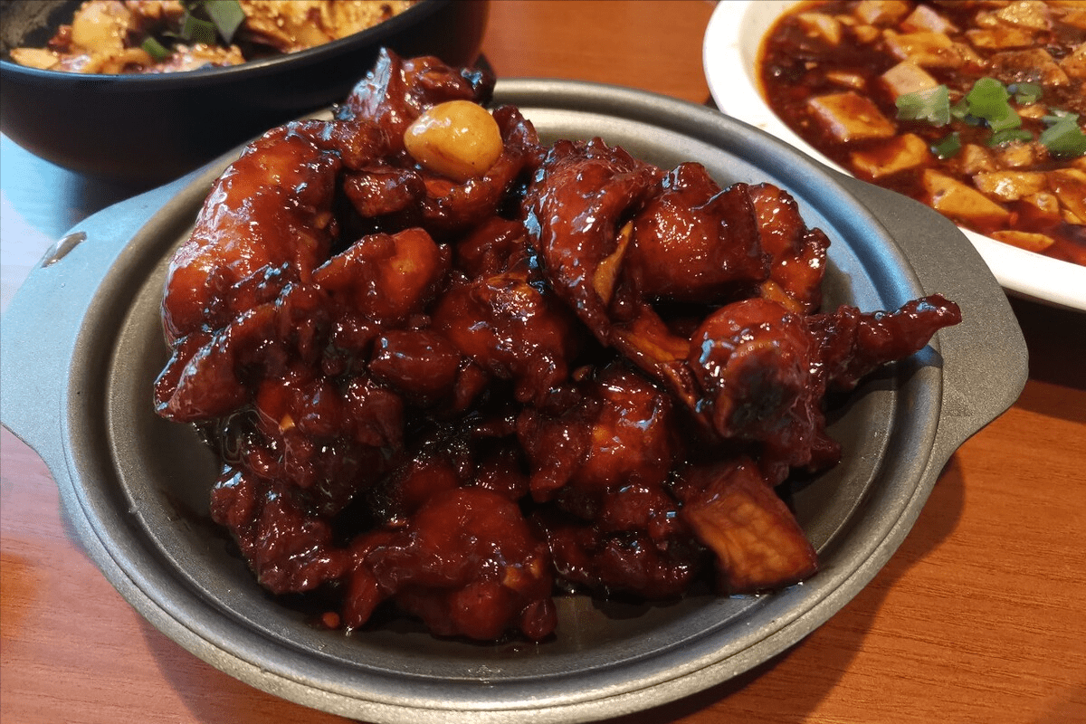 同样是三杯鸡,为啥台式三杯鸡火出圈,赣菜三杯鸡却少有人提及?