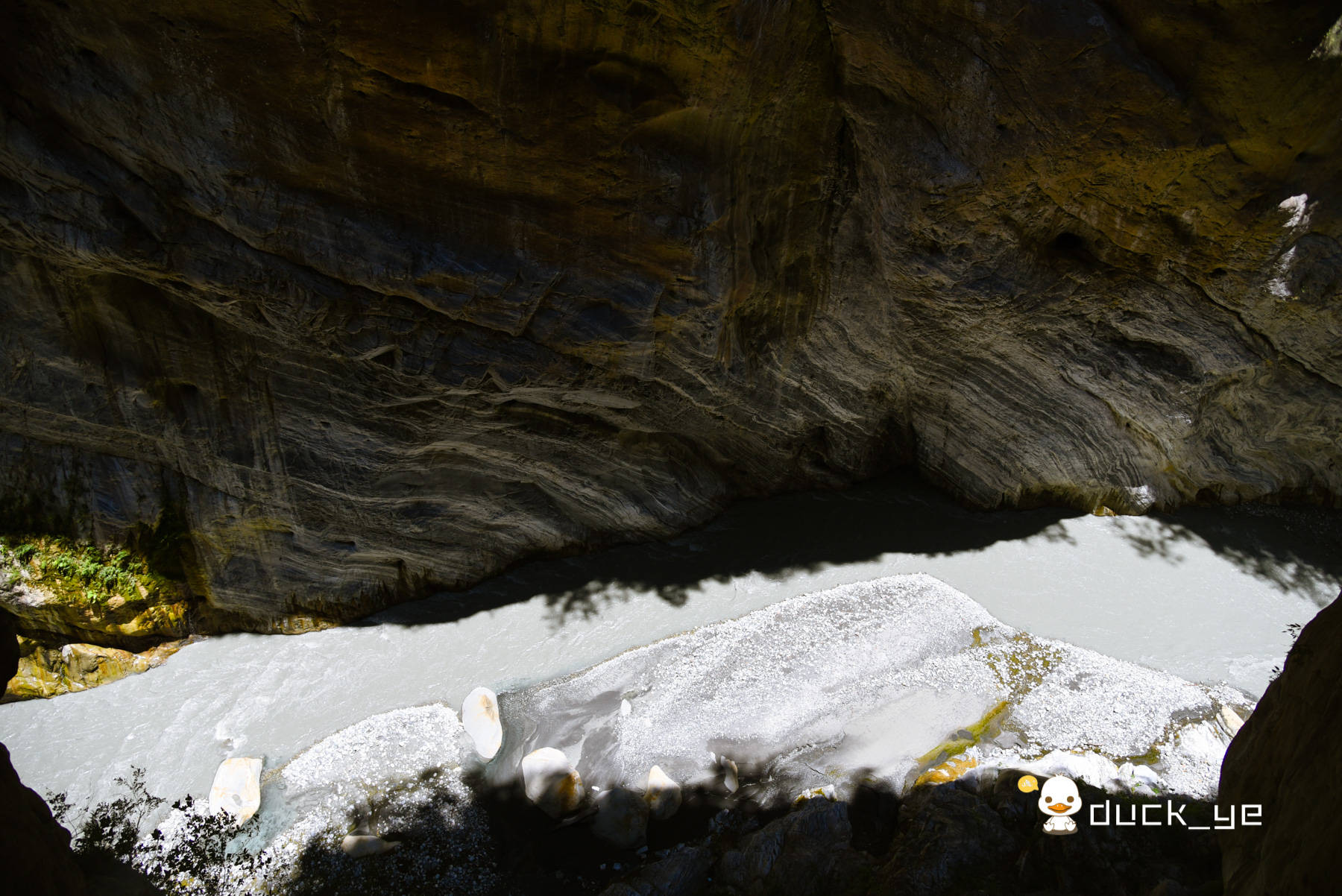 燕子口步行道：一面是悬崖上遍布洞穴，另一面是峡谷深峻滔滔流经