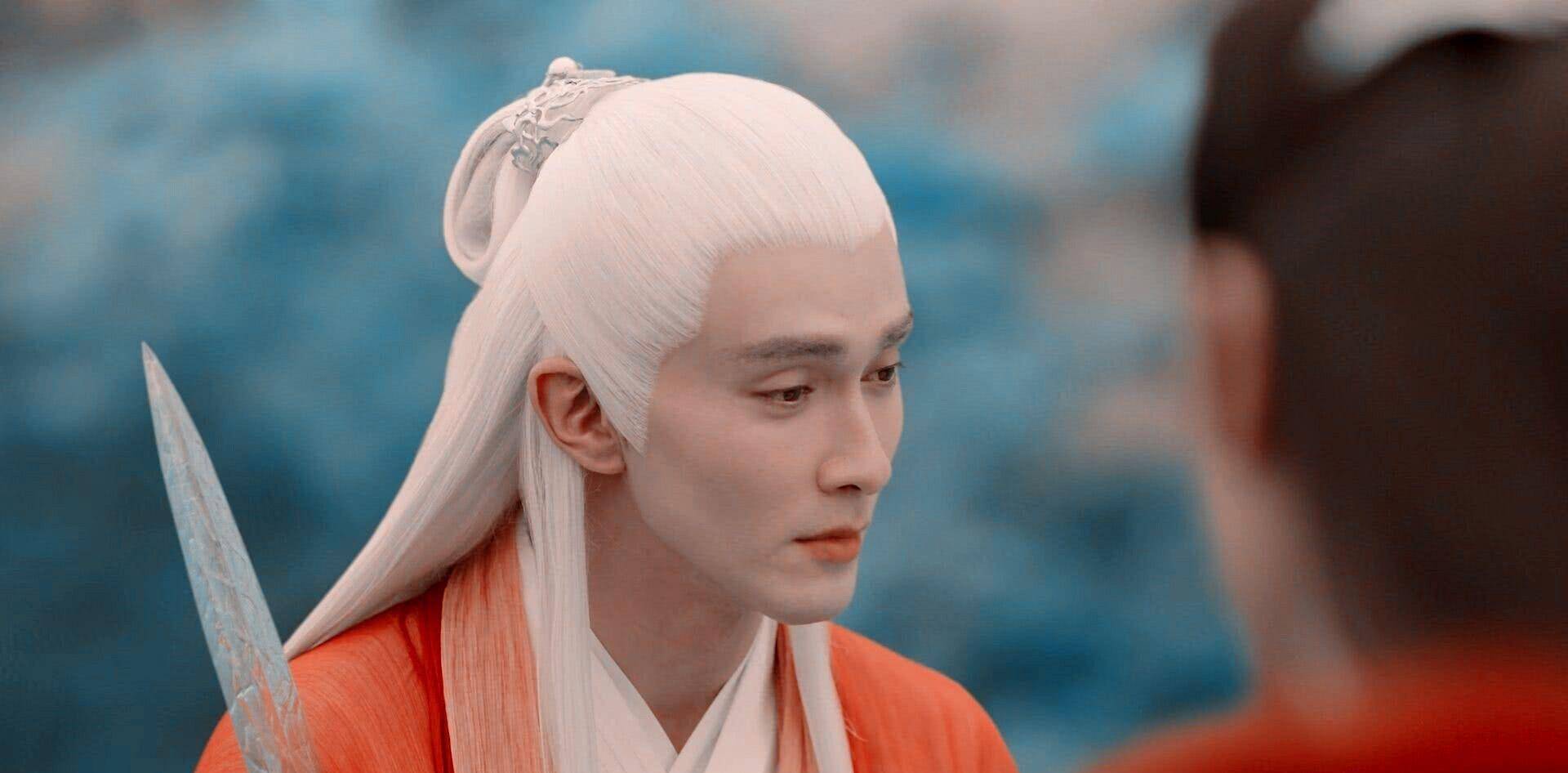 苍何剑乃上古神兵,为帝君亲手所铸,锋锐无可匹敌者,号名剑之祖.