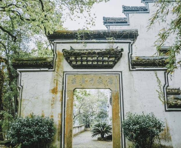 偶遇杭州郊区一精致的盆景地，地势既险又美，颇有几分诗情画意！