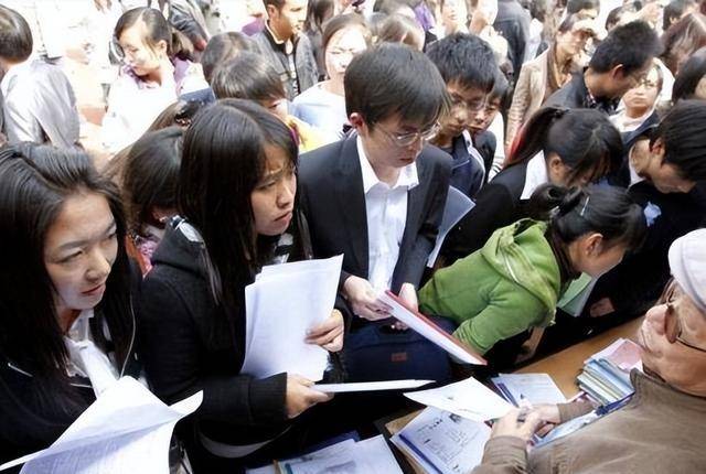 上海本科毕业生年薪能有多少？看到平均收入后，让人感到些许无奈