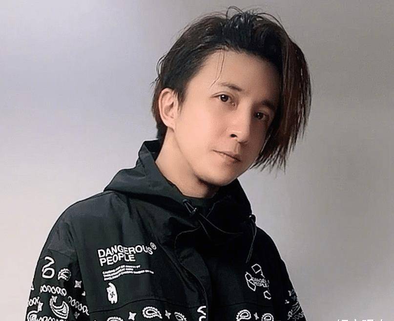 李雨桐官宣生娃好消息,大方晒出宝宝正脸,老公颜值不输薛之谦_明星