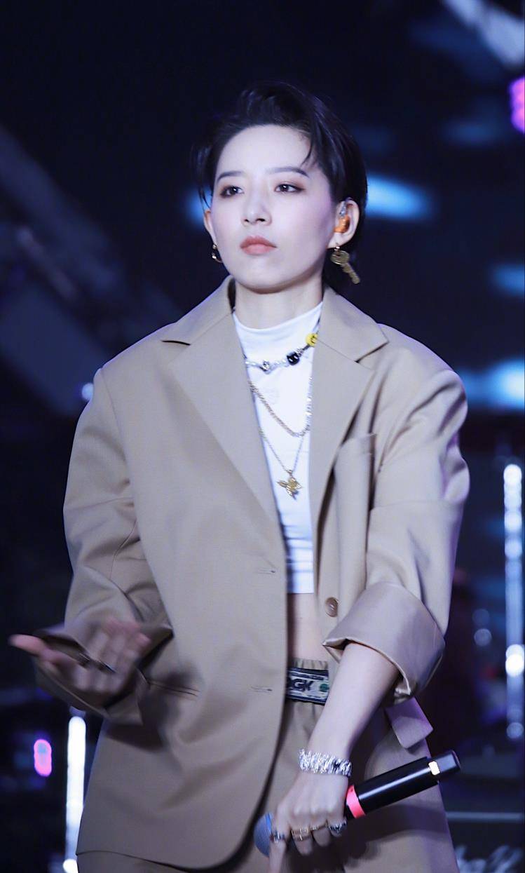 李斯丹妮西装装扮亮相眼前,又酷又飒,让你耳目一新_姐姐_气质_女孩子