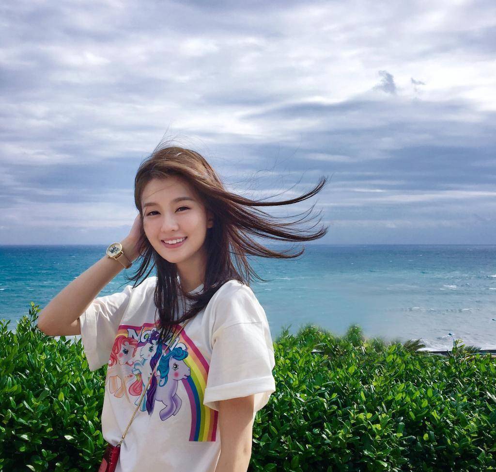 乔欣的时尚感太强了,白裙子穿出新高度,别"五毛钱"发卡更时髦_关雎尔