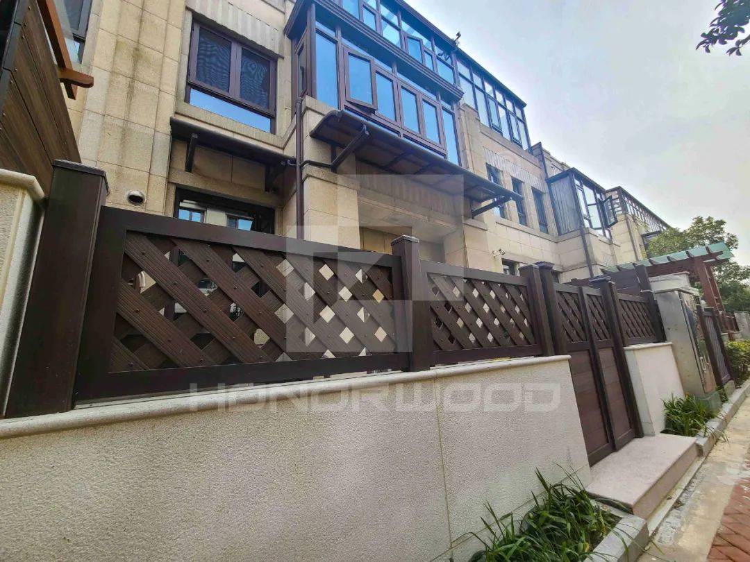 项目概述本别墅区项目位于慈溪尚源佳苑,别墅院墙的围栏,栏杆柱等板材