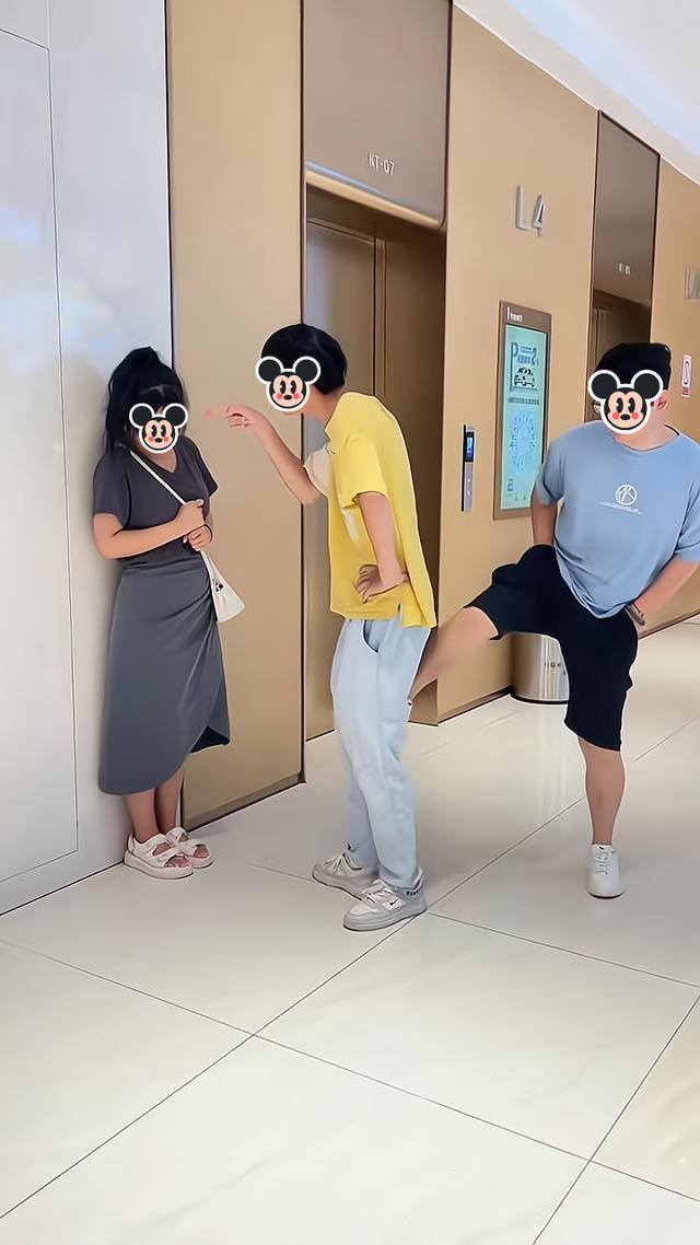 原创吵架时男子用手指女友两位热心路人将他踹倒跪在女孩面前道歉