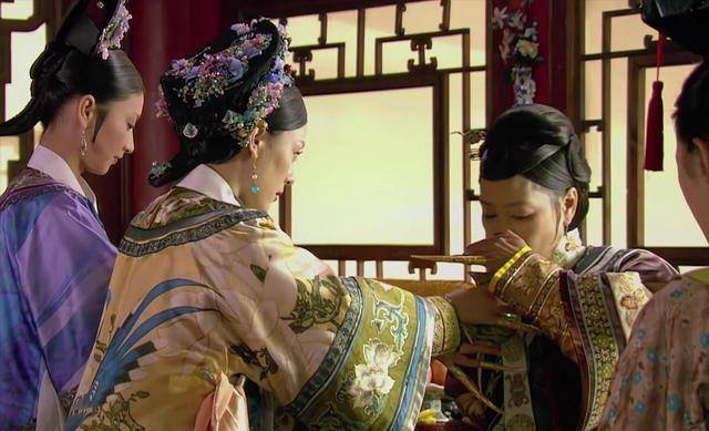 太后让有身子却跪着的甄嬛起来,服侍她漱口.甄嬛观察太后神色.