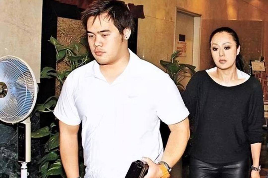 章小蕙儿子与女友秀恩爱!