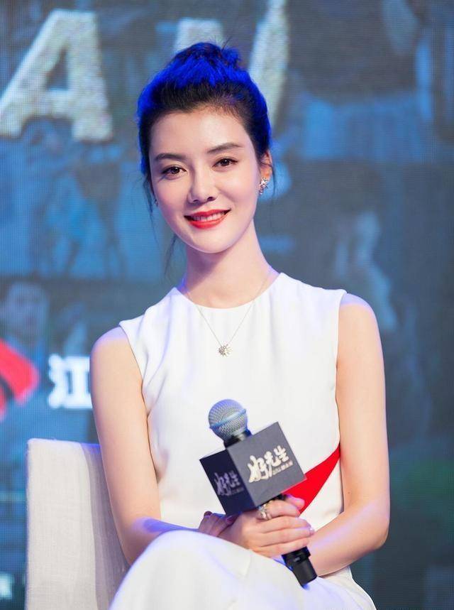 车晓罕见亮相,白色短袖衬衫搭配黑色半身裙,穿出了高级感_连衣裙_时尚