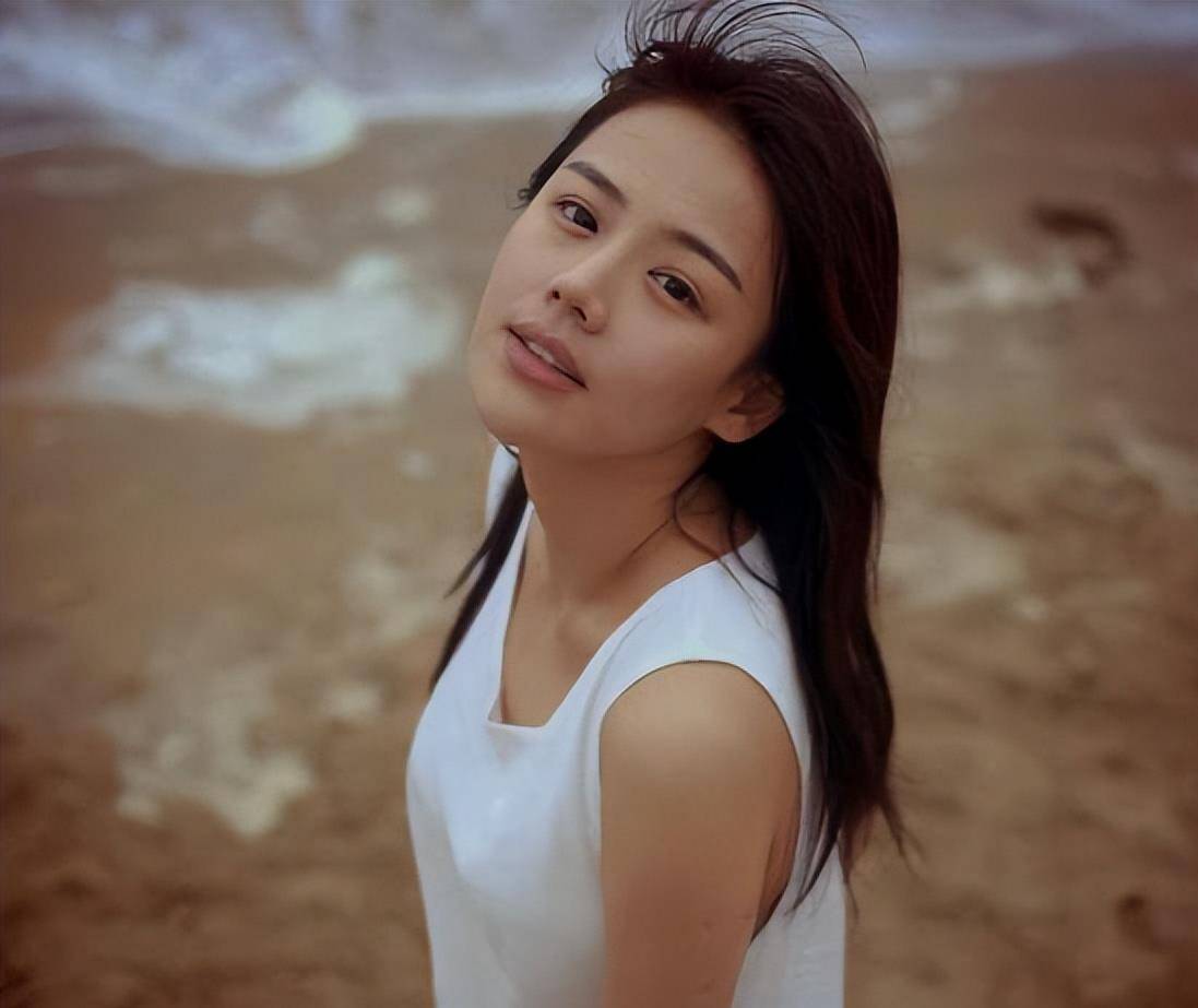 开300万豪车逆行还扔垃圾,马思纯恋爱后,为何总在败坏路人缘?