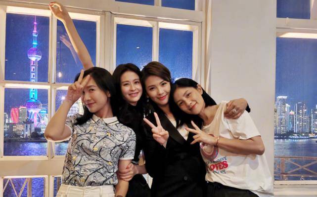 刘涛晒姐妹合照,与颖儿胡可同框比美,气质超然完全不像42岁_起跑线