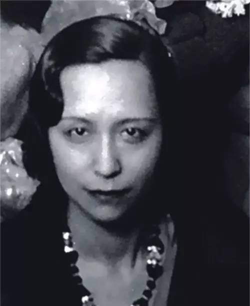 这双三寸金莲横跨两个时代"的女人降生于旧式官僚家族,她原名叫黄素琼
