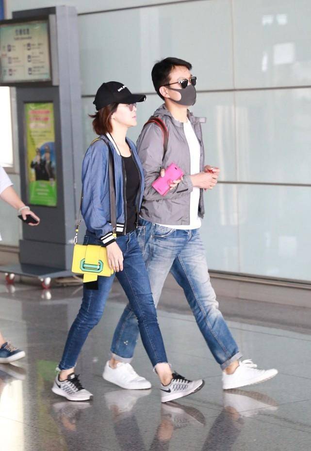 佟大为也真不嫌热,穿了三件略显臃肿,妻子关悦就清爽多了_looka_时尚