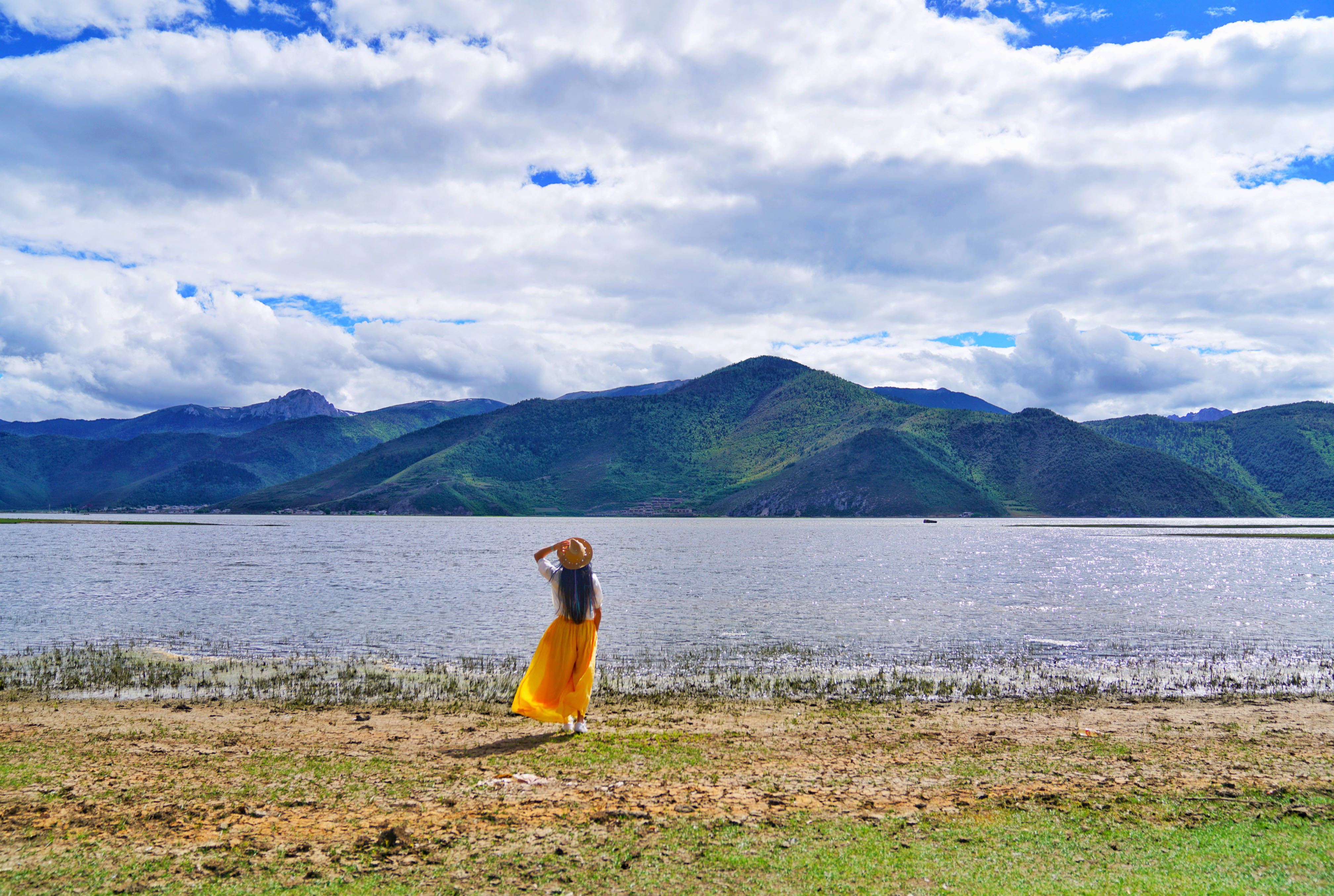 云南香格里拉有个神奇的湖泊，随季节变幻，忽大忽小，风景如画