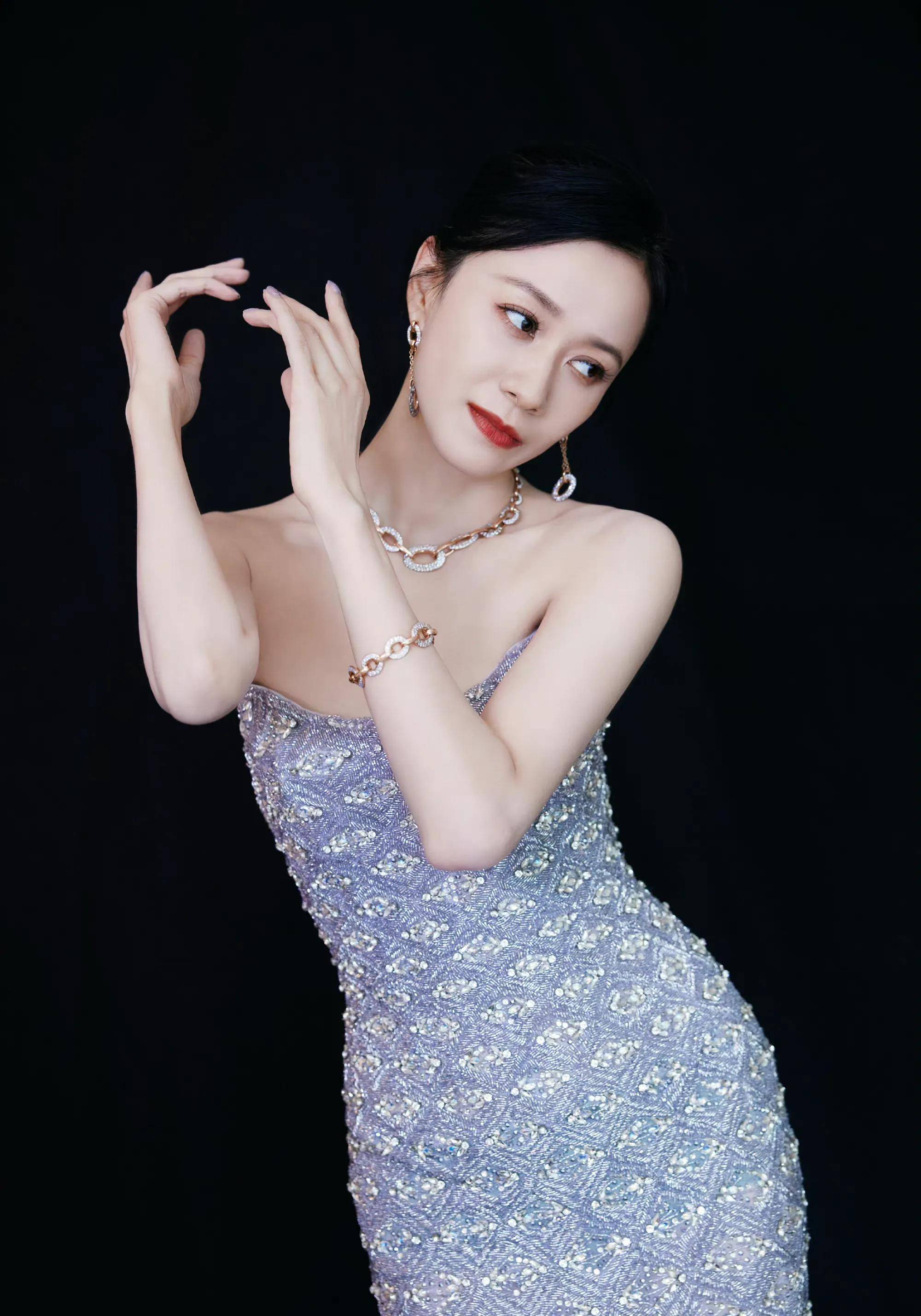 第二套黑色吊带抹胸裙,性感又大气.