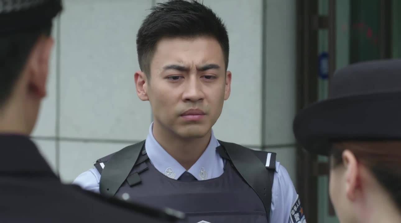 【警察锅哥】简凡通过案发现场推断出作案人数,打脸众位领导_简凡