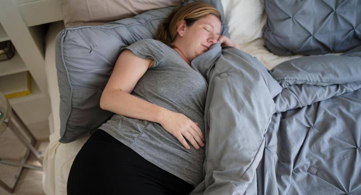 孕晚期只能左侧睡吗？这三种睡姿需避免,孕妈们别＂坑娃＂