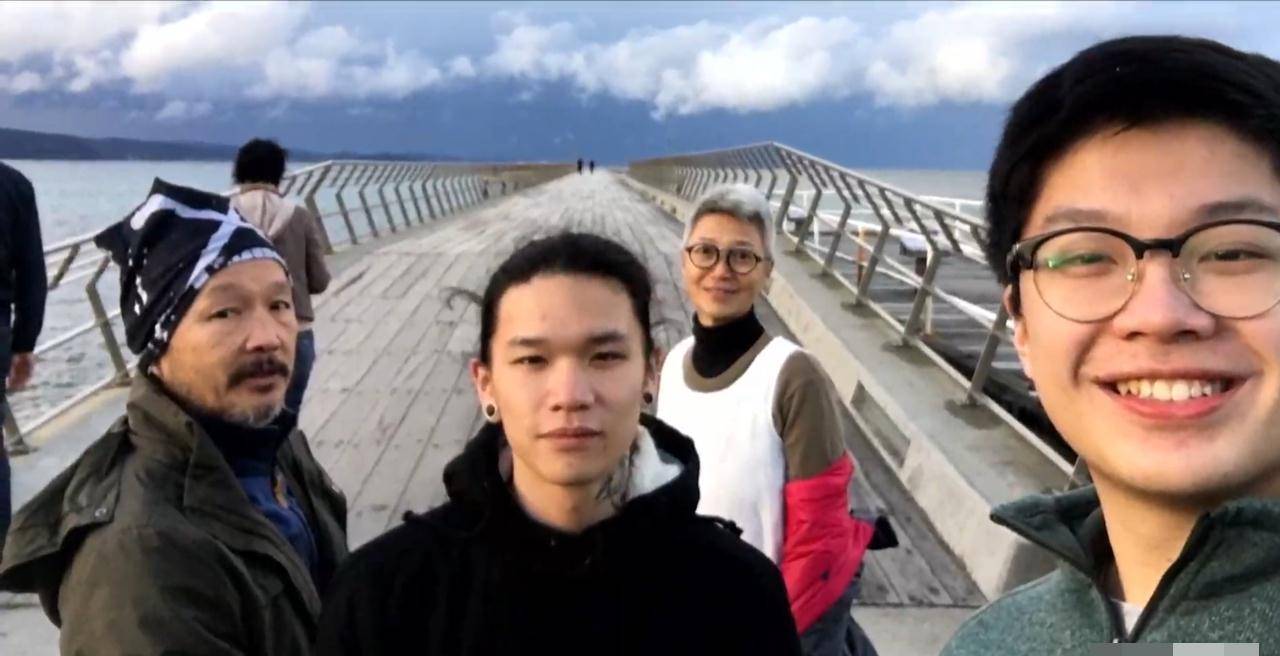 廖启智灵堂上公开温馨全家福,长子没有沉迷于女装,打扮干练痞酷_智叔