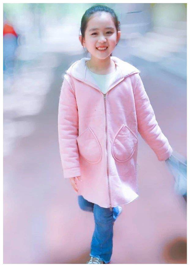 孙怡的养女突然长大,外出游玩晒出近照,却有点