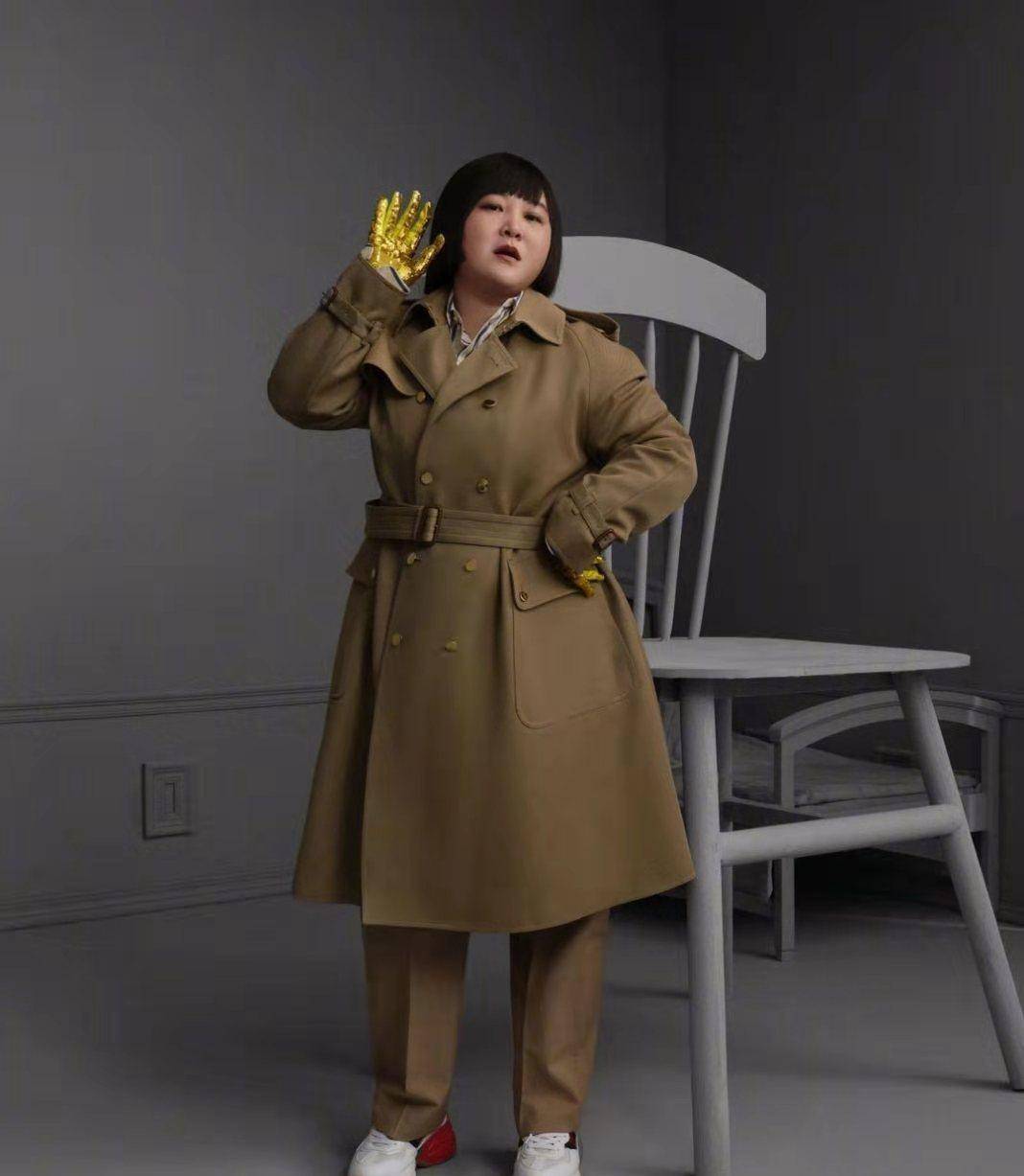 贾玲的时尚大片真逗,身穿霸道女总裁的style,又酷又拽魅力四射_西装