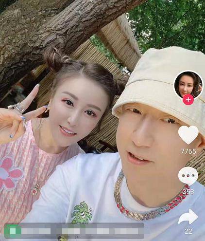 孙红雷携妻女去海洋馆,女儿坐腿上东张西望,一家三口画面很温馨_姜鹏