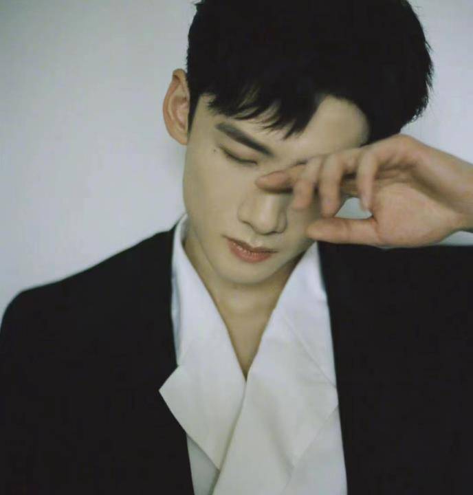 白敬亭黑白正装成熟稳重写真图片,有点美男子的感觉了_黑色_外套_颜超