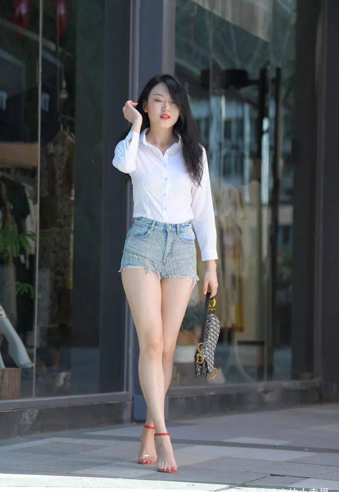 亮白色衬衣,搭配短款牛仔裤,穿出活力四射的迷人魅力_女生_下装_时尚