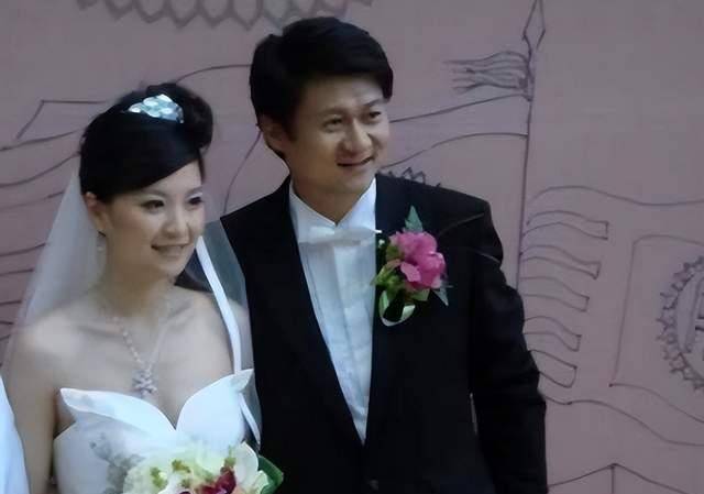 东方卫视一姐,嫁海归老公生龙凤胎,一家四口幸福,今转幕后工作_陈蓉