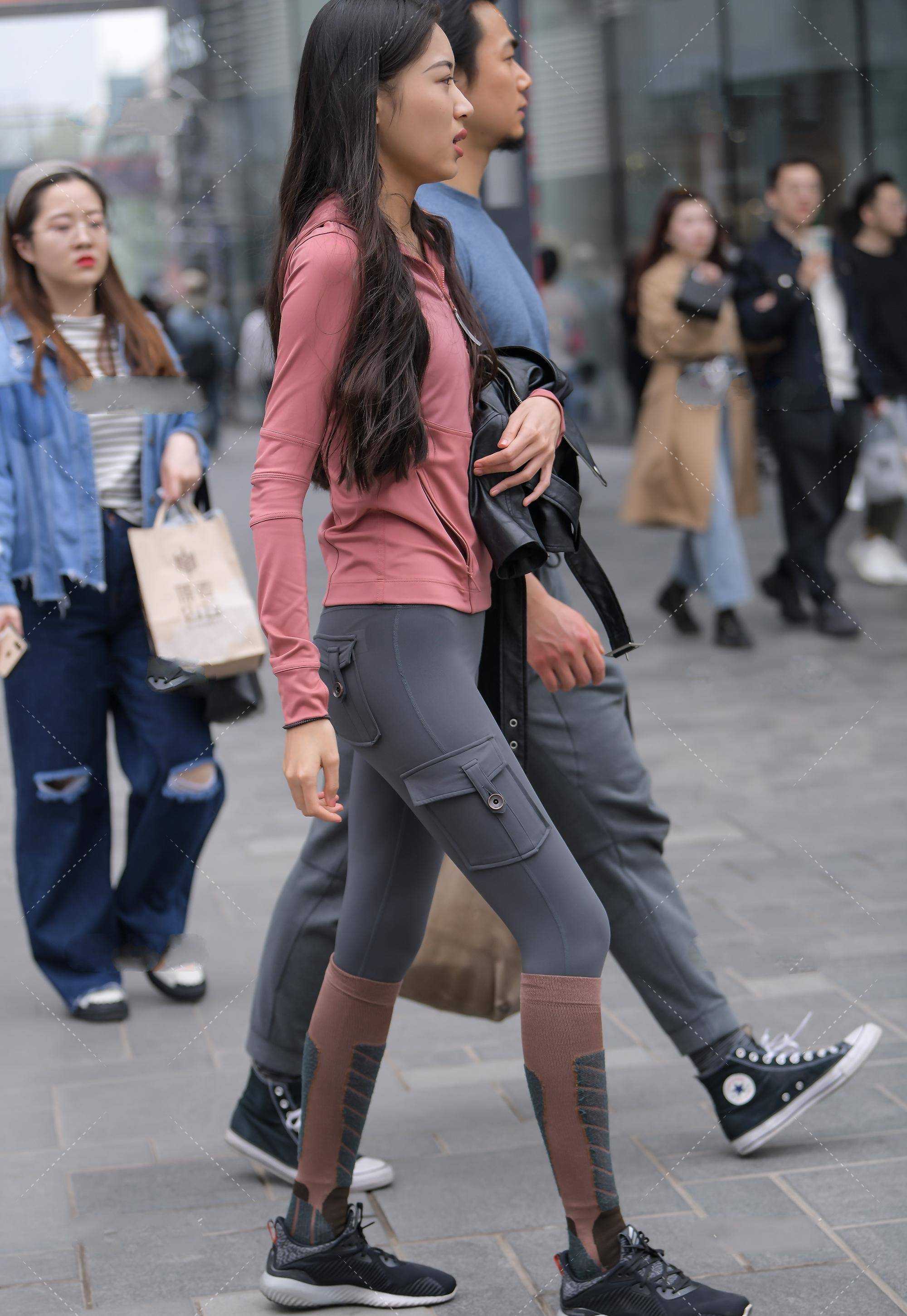 紧身工装裤,搭配西瓜红连帽衫,时尚工装风穿搭_上衣_灰色_颜色