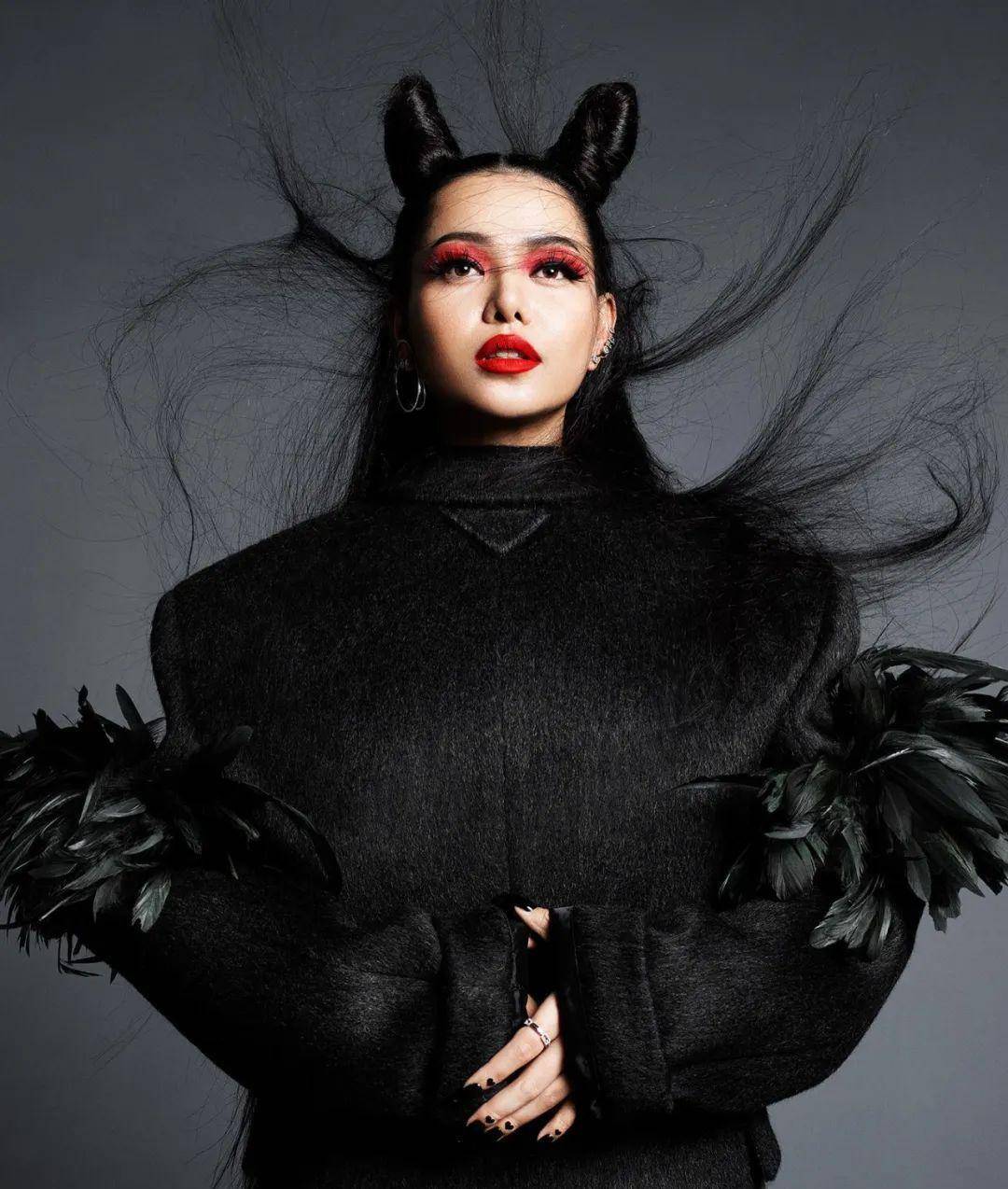 菲律宾裔女歌手想左右逢源,最终被 cardi b 揭发_bella_nicki_poarch