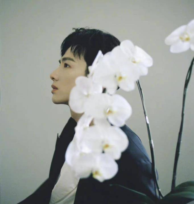 白敬亭黑白正装成熟稳重写真图片,有点美男子的感觉了_黑色_外套_颜超