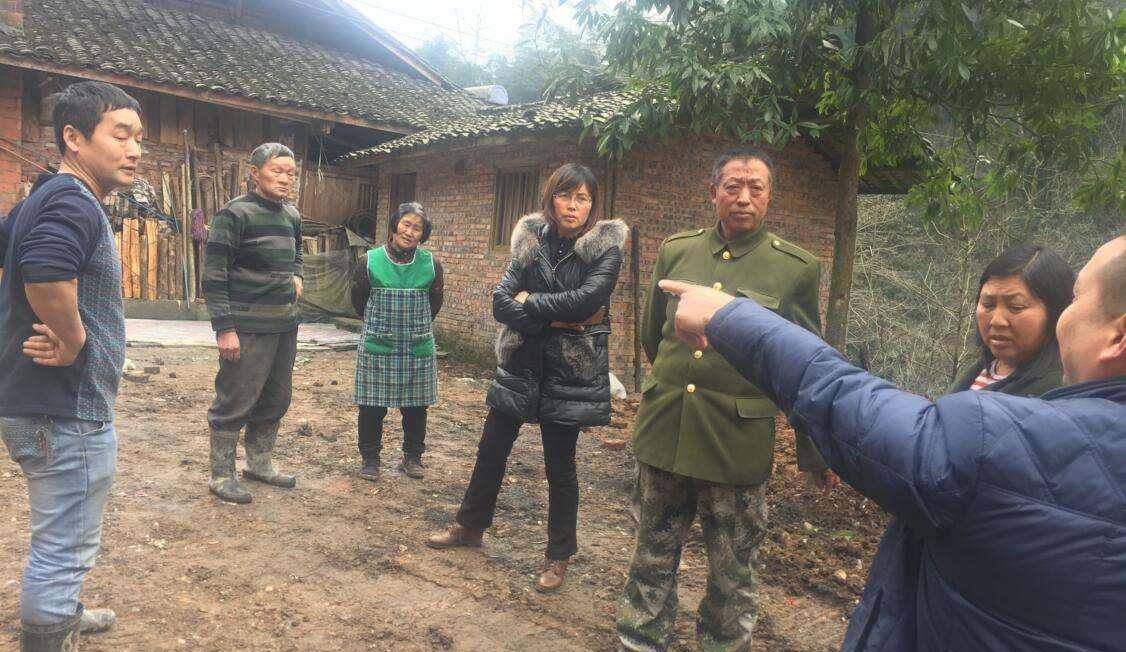 村干部希望两家人把藏在心里的话和事都讲出来,化干戈为玉帛,毕竟都是