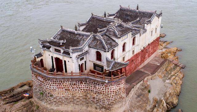 万里长江第一阁，700年来在江面上的最牛钉子户，多次遇洪水不倒