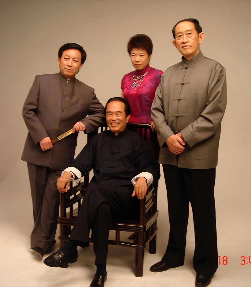 易中天:坎坷中走出来的学术明星,与初恋妻子相爱一生_李华_新疆建设