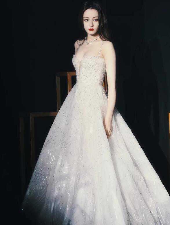 热巴的"婚纱照"被疯传,看到她的全身照,不知道以后便宜了谁_女生_感觉